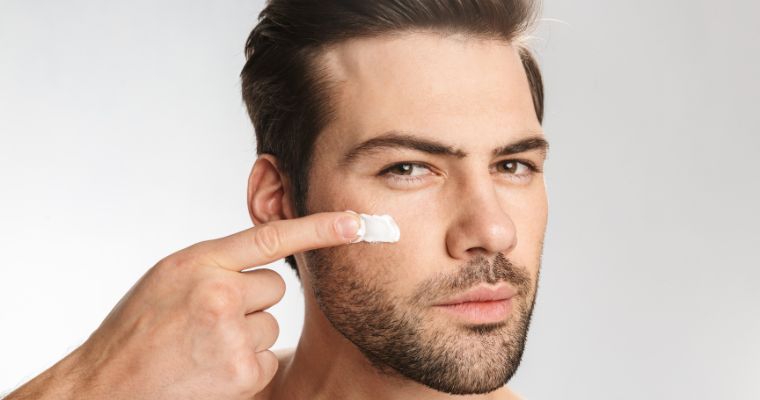 El cuidado de la piel masculina en auge: claves y tendencias en dermofarmacia